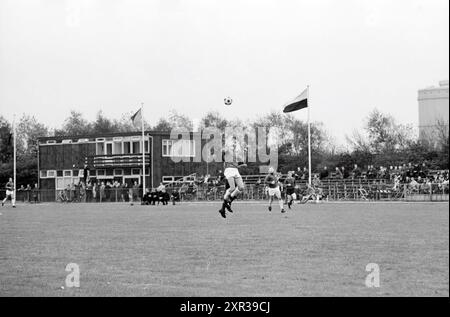 Partita di calcio Scots, Whizgle Dutch News: Immagini storiche su misura per il futuro. Esplora il passato dei Paesi Bassi con prospettive moderne attraverso le immagini delle agenzie olandesi. Colmare gli eventi di ieri con gli approfondimenti di domani. Intraprendi un viaggio senza tempo con storie che plasmano il nostro futuro. Foto Stock