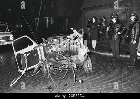 Auto in due parti Zuid-Schalkwijkerweg., incidenti, collisioni, incidenti, Haarlem, Zuid Schalkwijkerweg, Nederland, 07-03-1975, Whizgle Dutch News: immagini storiche su misura per il futuro. Esplora il passato dei Paesi Bassi con prospettive moderne attraverso le immagini delle agenzie olandesi. Colmare gli eventi di ieri con gli approfondimenti di domani. Intraprendi un viaggio senza tempo con storie che plasmano il nostro futuro. Foto Stock