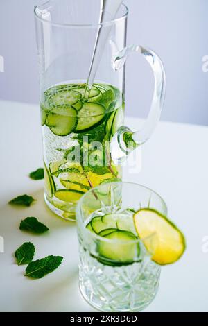 Disintossicare l'acqua con cetriolo e lime Foto Stock