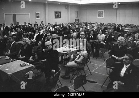 Ria Valk con chitarra Andre Meurs, Cabaret, 13-04-1966, Whizgle Dutch News: Immagini storiche su misura per il futuro. Esplora il passato dei Paesi Bassi con prospettive moderne attraverso le immagini delle agenzie olandesi. Colmare gli eventi di ieri con gli approfondimenti di domani. Intraprendi un viaggio senza tempo con storie che plasmano il nostro futuro. Foto Stock