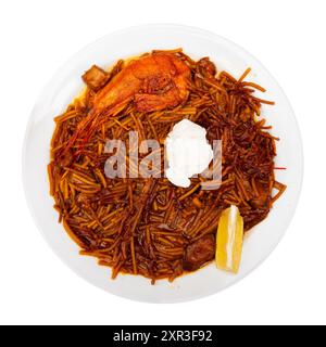 La pasta con frutti di mare contiene gamberi tigre, cozze di conchiglia, spezie e salsa bianca Foto Stock