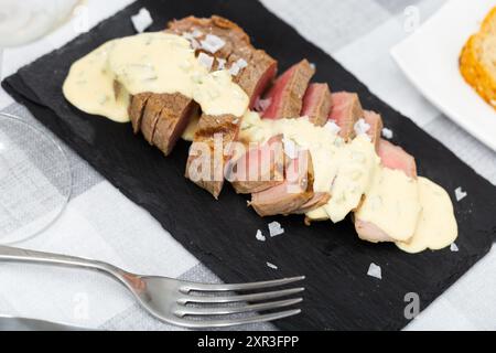 Vitello arrosto servito con salsa tartara Foto Stock