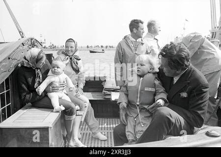 Princess Beatrix e Prince Claus aprono Enkhuizer marina, Enkhuizen, 07-06-1969, Whizgle Dutch News: Immagini storiche su misura per il futuro. Esplora il passato dei Paesi Bassi con prospettive moderne attraverso le immagini delle agenzie olandesi. Colmare gli eventi di ieri con gli approfondimenti di domani. Intraprendi un viaggio senza tempo con storie che plasmano il nostro futuro. Foto Stock