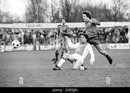 Partita di calcio Haarlem-Ajax, 16-04-1979, Whizgle Dutch News: Immagini storiche su misura per il futuro. Esplora il passato dei Paesi Bassi con prospettive moderne attraverso le immagini delle agenzie olandesi. Colmare gli eventi di ieri con gli approfondimenti di domani. Intraprendi un viaggio senza tempo con storie che plasmano il nostro futuro. Foto Stock