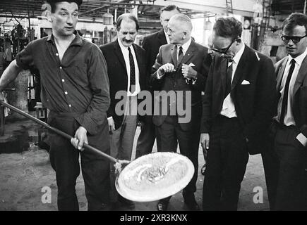 Visita soffiaggio vetro, vetro colorato, vetro soffiato, vetro in generale, 14-06-1967, Whizgle Dutch News: immagini storiche su misura per il futuro. Esplora il passato dei Paesi Bassi con prospettive moderne attraverso le immagini delle agenzie olandesi. Colmare gli eventi di ieri con gli approfondimenti di domani. Intraprendi un viaggio senza tempo con storie che plasmano il nostro futuro. Foto Stock