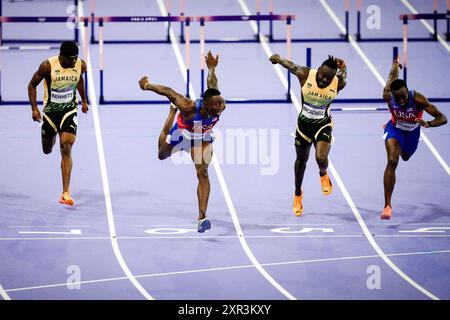 Parigi, Francia. 8 agosto 2024. La medaglia d'oro Grant HOLLOWAY degli Stati Uniti gareggia nella finale maschile dei 110 m ostacoli allo Stade de France durante i Giochi Olimpici di Parigi 2024 l'8 agosto 2024 a Parigi, in Francia. Foto di Julien Poupart/ABACAPRESS. COM credito: Abaca Press/Alamy Live News Foto Stock