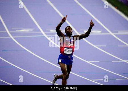 Parigi, Francia. 8 agosto 2024. La medaglia d'oro Grant HOLLOWAY degli Stati Uniti gareggia nella finale maschile dei 110 m ostacoli allo Stade de France durante i Giochi Olimpici di Parigi 2024 l'8 agosto 2024 a Parigi, in Francia. Foto di Julien Poupart/ABACAPRESS. COM credito: Abaca Press/Alamy Live News Foto Stock