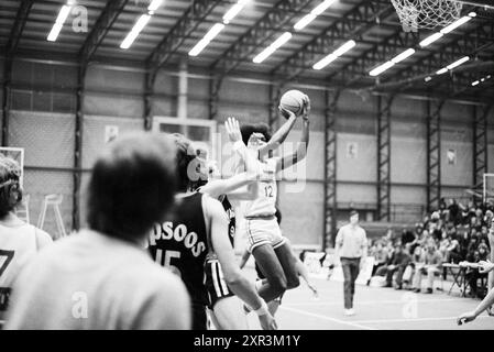 Partita di basket, Whizgle Dutch News: Immagini storiche pensate per il futuro. Esplora il passato dei Paesi Bassi con prospettive moderne attraverso le immagini delle agenzie olandesi. Colmare gli eventi di ieri con gli approfondimenti di domani. Intraprendi un viaggio senza tempo con storie che plasmano il nostro futuro. Foto Stock