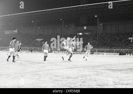 AJAX - Benfica, Football Ajax, 12-02-1969, Whizgle Dutch News: Immagini storiche su misura per il futuro. Esplora il passato dei Paesi Bassi con prospettive moderne attraverso le immagini delle agenzie olandesi. Colmare gli eventi di ieri con gli approfondimenti di domani. Intraprendi un viaggio senza tempo con storie che plasmano il nostro futuro. Foto Stock