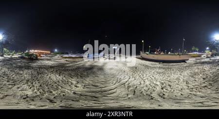 Visualizzazione panoramica a 360 gradi di panorama di 360 notti vicino a vecchie barche da pesca nella sabbia sull'oceano con proiezione sferica equirettangolare senza cuciture,