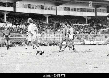 Partita di calcio Haarlem-Ajax a Haarlem, Haarlem, Paesi Bassi, 21-02-1987, Whizgle Dutch News: Immagini storiche su misura per il futuro. Esplora il passato dei Paesi Bassi con prospettive moderne attraverso le immagini delle agenzie olandesi. Colmare gli eventi di ieri con gli approfondimenti di domani. Intraprendi un viaggio senza tempo con storie che plasmano il nostro futuro. Foto Stock