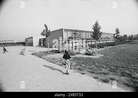 Esterno della scuola a Zwanenburg, esterno, 05-10-1973, Whizgle Dutch News: Immagini storiche su misura per il futuro. Esplora il passato dei Paesi Bassi con prospettive moderne attraverso le immagini delle agenzie olandesi. Colmare gli eventi di ieri con gli approfondimenti di domani. Intraprendi un viaggio senza tempo con storie che plasmano il nostro futuro. Foto Stock