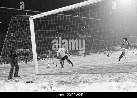 AJAX - Benfica, Football Ajax, 12-02-1969, Whizgle Dutch News: Immagini storiche su misura per il futuro. Esplora il passato dei Paesi Bassi con prospettive moderne attraverso le immagini delle agenzie olandesi. Colmare gli eventi di ieri con gli approfondimenti di domani. Intraprendi un viaggio senza tempo con storie che plasmano il nostro futuro. Foto Stock