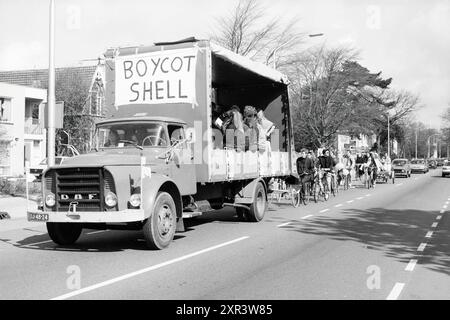 Protesta contro il fallimento di Shell nell'agire contro l'apartheid in Sud Africa, 00-04-1989, Whizgle Dutch News: Immagini storiche su misura per il futuro. Esplora il passato dei Paesi Bassi con prospettive moderne attraverso le immagini delle agenzie olandesi. Colmare gli eventi di ieri con gli approfondimenti di domani. Intraprendi un viaggio senza tempo con storie che plasmano il nostro futuro. Foto Stock