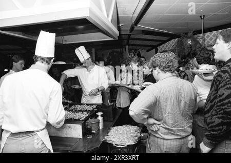 Party Hema Amsterdam at Claus party House, Parties, Hoofddorp, Paesi Bassi, 03-10-1986, Whizgle Dutch News: immagini storiche su misura per il futuro. Esplora il passato dei Paesi Bassi con prospettive moderne attraverso le immagini delle agenzie olandesi. Colmare gli eventi di ieri con gli approfondimenti di domani. Intraprendi un viaggio senza tempo con storie che plasmano il nostro futuro. Foto Stock