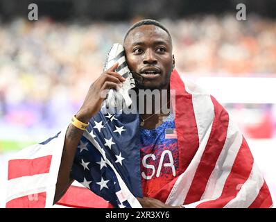 8 agosto 2024; Giochi Olimpici di Parigi, Stade de France Parigi, Francia, 13° giorno; atletica leggera, finale di ostacoli da 110 m, HOLLOWAY Grant degli Stati Uniti d'America posa con la sua scarpa e una bandiera USA credito: Action Plus Sports Images/Alamy Live News Foto Stock