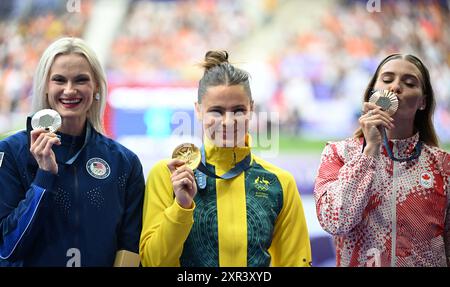 8 agosto 2024; Giochi Olimpici di Parigi, Stade de France Parigi, Francia, 13° giorno; atletica leggera, cerimonia di medaglia per la volta delle Pole da donna, Nina KENNEDY dell'Australia riceve la medaglia d'oro, Katie MOON degli Stati Uniti l'argento e Alysha Newman del Canada il bronzo crediti: Action Plus Sports Images/Alamy Live News Foto Stock