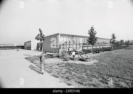 Esterno della scuola a Zwanenburg, esterno, 05-10-1973, Whizgle Dutch News: Immagini storiche su misura per il futuro. Esplora il passato dei Paesi Bassi con prospettive moderne attraverso le immagini delle agenzie olandesi. Colmare gli eventi di ieri con gli approfondimenti di domani. Intraprendi un viaggio senza tempo con storie che plasmano il nostro futuro. Foto Stock