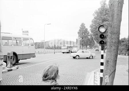 Report NZH Leiden, Noord Zuid Hollandse Vervoersmaatschappij N.V., NZ, 25-10-1971, Whizgle Dutch News: Immagini storiche su misura per il futuro. Esplora il passato dei Paesi Bassi con prospettive moderne attraverso le immagini delle agenzie olandesi. Colmare gli eventi di ieri con gli approfondimenti di domani. Intraprendi un viaggio senza tempo con storie che plasmano il nostro futuro. Foto Stock