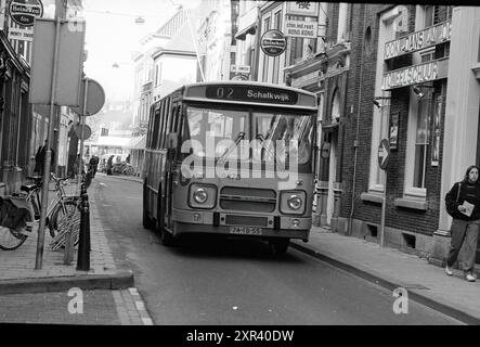 Situazioni di traffico pericoloso nel centro di Haarlem, traffico, traffico sicuro, Haarlem, Zijlsingel, The Netherlands, 09-02-1984, Whizgle Dutch News: immagini storiche su misura per il futuro. Esplora il passato dei Paesi Bassi con prospettive moderne attraverso le immagini delle agenzie olandesi. Colmare gli eventi di ieri con gli approfondimenti di domani. Intraprendi un viaggio senza tempo con storie che plasmano il nostro futuro. Foto Stock