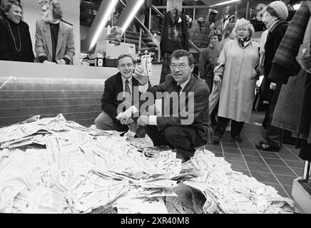 Sorteggio presso il negozio di abbigliamento De Lords Heemstede, Miscellaneous, Lottery, Heemstede, Paesi Bassi, 14-11-1988, Whizgle Dutch News: immagini storiche su misura per il futuro. Esplora il passato dei Paesi Bassi con prospettive moderne attraverso le immagini delle agenzie olandesi. Colmare gli eventi di ieri con gli approfondimenti di domani. Intraprendi un viaggio senza tempo con storie che plasmano il nostro futuro. Foto Stock