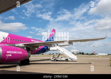 Immagine di un Airbus A320 appartenente a Wizzair pronto per il rullaggio sulla pista dell'aeroporto di Belgrado. Wizz Air, legalmente costituita come Wizz Air Hungary Foto Stock