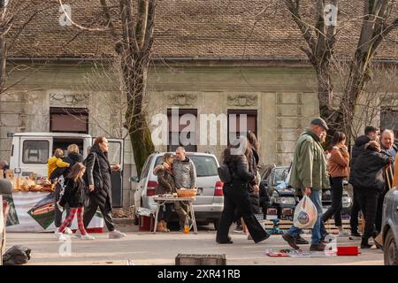 Persone che camminano attraverso il mercato di Slaninijada a Kacarevo, Serbia. Il mercato è un vivace evento culturale noto soprattutto per la sua esposizione di cibi locali Foto Stock