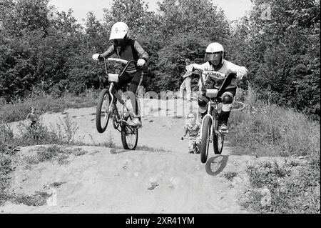 2 ragazzi su cross bike, cross, 28-07-1982, Whizgle Dutch News: Immagini storiche su misura per il futuro. Esplora il passato dei Paesi Bassi con prospettive moderne attraverso le immagini delle agenzie olandesi. Colmare gli eventi di ieri con gli approfondimenti di domani. Intraprendi un viaggio senza tempo con storie che plasmano il nostro futuro. Foto Stock