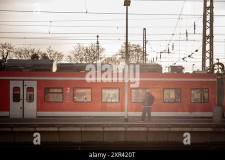 Immagine di un treno della Deutsche Bahn, della S-Bahn di Koln, che passa dalla stazione ferroviaria di Troisdorf Bahnhof. La S-Bahn di Colonia è una rete di S-Bahn Foto Stock