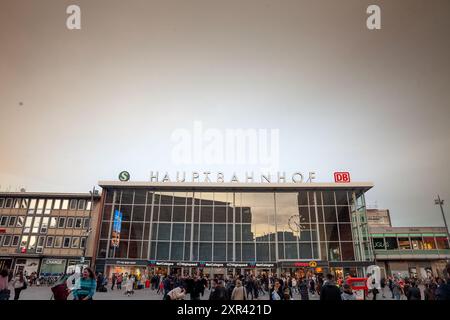 Foto dell'ingresso principale di Koln Hbf con gente che scorre a Colonia, in Germania. Köln Hauptbahnhof o stazione centrale di Colonia è una stazione ferroviaria di Co Foto Stock