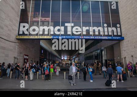 Foto dell'ingresso alla stazione ferroviaria di Roma termini. Roma termini è la principale stazione ferroviaria di Roma, in Italia. Prende il nome dal distretto del Foto Stock