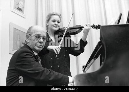 De Groot con la figlia Haarlem, Paesi Bassi, 12-11-1991, Whizgle Dutch News: Immagini storiche su misura per il futuro. Esplora il passato dei Paesi Bassi con prospettive moderne attraverso le immagini delle agenzie olandesi. Colmare gli eventi di ieri con gli approfondimenti di domani. Intraprendi un viaggio senza tempo con storie che plasmano il nostro futuro. Foto Stock