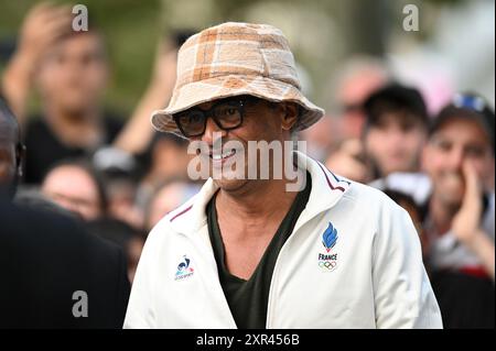 Parigi, fra. 8 agosto 2024. L'ex campione francese di tennis Yannick Noah ha visto lasciare la Bercy Arena dopo aver partecipato alla semifinale maschile della partita olimpica Team France vs. Team Germany, il tredicesimo giorno dei Giochi Olimpici del 2024 a Parigi, Bercy Arena, 8 agosto 2024, Parigi, Francia. (Foto di Anthony Behar/Sipa USA) credito: SIPA USA/Alamy Live News Foto Stock