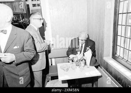 Apertura del caffè NZH Amsterdam, North South Hollandse Vervoersmaatschappij N.V., nuova Zelanda, 31-05-1968, Whizgle Dutch News: Immagini storiche su misura per il futuro. Esplora il passato dei Paesi Bassi con prospettive moderne attraverso le immagini delle agenzie olandesi. Colmare gli eventi di ieri con gli approfondimenti di domani. Intraprendi un viaggio senza tempo con storie che plasmano il nostro futuro. Foto Stock