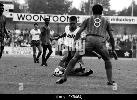 Haarlem Cup: Haarlem-Robin Hood, Football, 06-08-1986, Whizgle Dutch News: Immagini storiche su misura per il futuro. Esplora il passato dei Paesi Bassi con prospettive moderne attraverso le immagini delle agenzie olandesi. Colmare gli eventi di ieri con gli approfondimenti di domani. Intraprendi un viaggio senza tempo con storie che plasmano il nostro futuro. Foto Stock