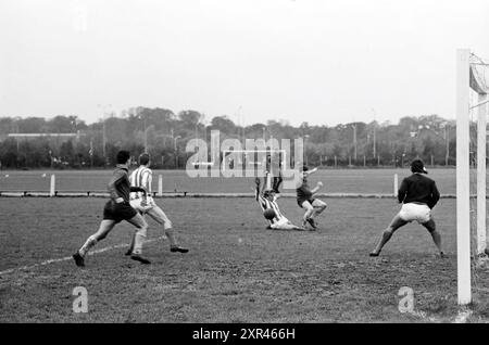 Partita di calcio Scots, Whizgle Dutch News: Immagini storiche su misura per il futuro. Esplora il passato dei Paesi Bassi con prospettive moderne attraverso le immagini delle agenzie olandesi. Colmare gli eventi di ieri con gli approfondimenti di domani. Intraprendi un viaggio senza tempo con storie che plasmano il nostro futuro. Foto Stock