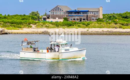 Peschereccio commerciale, Leona che ritorna al porto di Montauk dopo una giornata di pesca Foto Stock