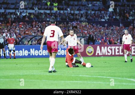 Partita di qualificazione per la Coppa del mondo di calcio 1998. I Paesi Bassi giocano contro il Belgio nel De Kuip di Rotterdam e vincono 3-1., Rotterdam, 06-09-1997, Whizgle Dutch News: Immagini storiche su misura per il futuro. Esplora il passato dei Paesi Bassi con prospettive moderne attraverso le immagini delle agenzie olandesi. Colmare gli eventi di ieri con gli approfondimenti di domani. Intraprendi un viaggio senza tempo con storie che plasmano il nostro futuro. Foto Stock