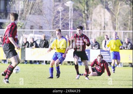 Football Velsen - EDO, 23-11-2002, Whizgle Dutch News: Immagini storiche su misura per il futuro. Esplora il passato dei Paesi Bassi con prospettive moderne attraverso le immagini delle agenzie olandesi. Colmare gli eventi di ieri con gli approfondimenti di domani. Intraprendi un viaggio senza tempo con storie che plasmano il nostro futuro. Foto Stock