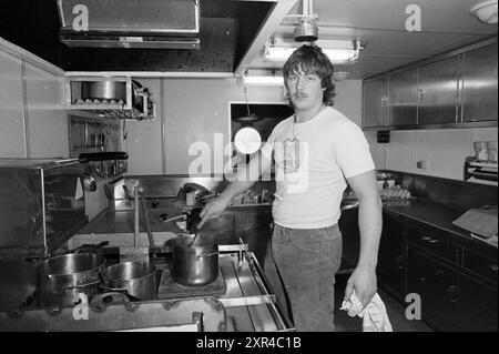 Crew Smit Lloyd a Rotterdam, Ships, Rotterdam, 27-01-1986, Whizgle Dutch News: Immagini storiche su misura per il futuro. Esplora il passato dei Paesi Bassi con prospettive moderne attraverso le immagini delle agenzie olandesi. Colmare gli eventi di ieri con gli approfondimenti di domani. Intraprendi un viaggio senza tempo con storie che plasmano il nostro futuro. Foto Stock