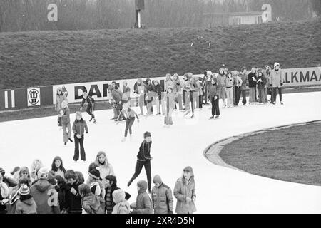 I bambini di Haarlem ricevono lezioni di pattinaggio presso la pista di pattinaggio artificiale di Alkmaar, pattinaggio, 30-11-1974, Whizgle Dutch News: Immagini storiche su misura per il futuro. Esplora il passato dei Paesi Bassi con prospettive moderne attraverso le immagini delle agenzie olandesi. Colmare gli eventi di ieri con gli approfondimenti di domani. Intraprendi un viaggio senza tempo con storie che plasmano il nostro futuro. Foto Stock