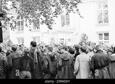 Elezioni del Consiglio scolastico Mendelcollege e Karel van Manderlyceum, giochi giovanili e giovanili, scuole, 11-10-1963, Whizgle Dutch News: Immagini storiche su misura per il futuro. Esplora il passato dei Paesi Bassi con prospettive moderne attraverso le immagini delle agenzie olandesi. Colmare gli eventi di ieri con gli approfondimenti di domani. Intraprendi un viaggio senza tempo con storie che plasmano il nostro futuro. Foto Stock