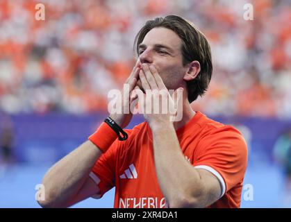 Colombes, Francia. 8 agosto 2024. Lars Balk dei Paesi Bassi saluta gli spettatori dopo la medaglia d'oro maschile di hockey tra Germania e Paesi Bassi ai Giochi Olimpici di Parigi 2024 a Colombes, Francia, 8 agosto 2024. Crediti: Ren Pengfei/Xinhua/Alamy Live News Foto Stock