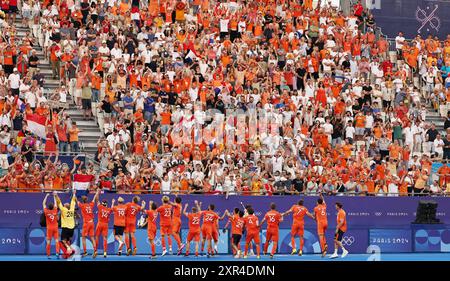 Colombes, Francia. 8 agosto 2024. La squadra olandese celebra la vittoria nella medaglia d'oro maschile di hockey tra Germania e Paesi Bassi ai Giochi Olimpici di Parigi 2024 a Colombes, Francia, 8 agosto 2024. Crediti: Ren Pengfei/Xinhua/Alamy Live News Foto Stock