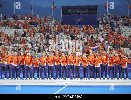 Colombes, Francia. 8 agosto 2024. I Paesi Bassi hanno ricevuto la medaglia d'oro dopo la cerimonia della vittoria per l'hockey maschile ai Giochi Olimpici di Parigi 2024 a Colombes, in Francia, 8 agosto 2024. Crediti: Ren Pengfei/Xinhua/Alamy Live News Foto Stock