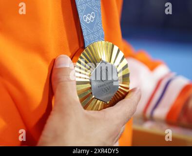 Colombes, Francia. 8 agosto 2024. Un giocatore della squadra olandese di medaglie d'oro detiene la medaglia dopo la cerimonia di vittoria per l'hockey maschile ai Giochi Olimpici di Parigi 2024 a Colombes, in Francia, 8 agosto 2024. Crediti: Ren Pengfei/Xinhua/Alamy Live News Foto Stock