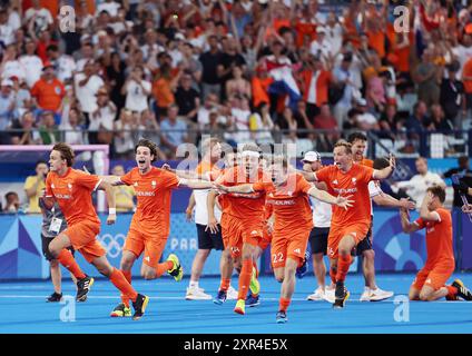 Colombes, Francia. 8 agosto 2024. La squadra olandese celebra la vittoria nella medaglia d'oro maschile di hockey tra Germania e Paesi Bassi ai Giochi Olimpici di Parigi 2024 a Colombes, Francia, 8 agosto 2024. Crediti: Ren Pengfei/Xinhua/Alamy Live News Foto Stock