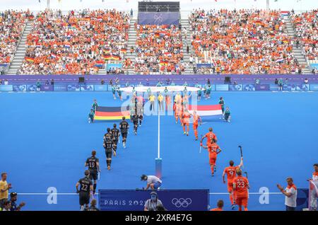 Colombes, Francia. 8 agosto 2024. I giocatori di entrambe le squadre arrivano in campo per la partita di medaglia d'oro maschile tra Germania e Paesi Bassi ai Giochi Olimpici di Parigi 2024 a Colombes, in Francia, 8 agosto 2024. Crediti: Ren Pengfei/Xinhua/Alamy Live News Foto Stock