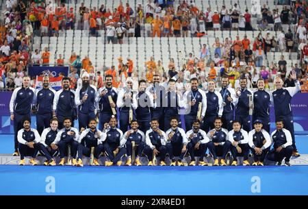 Colombes, Francia. 8 agosto 2024. La squadra di medaglie di bronzo dell'India partecipa alla cerimonia della vittoria per l'hockey maschile ai Giochi Olimpici di Parigi 2024 a Colombes, Francia, 8 agosto 2024. Crediti: Ren Pengfei/Xinhua/Alamy Live News Foto Stock