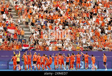 Colombes, Francia. 8 agosto 2024. La squadra olandese celebra la vittoria nella medaglia d'oro maschile di hockey tra Germania e Paesi Bassi ai Giochi Olimpici di Parigi 2024 a Colombes, Francia, 8 agosto 2024. Crediti: Ren Pengfei/Xinhua/Alamy Live News Foto Stock